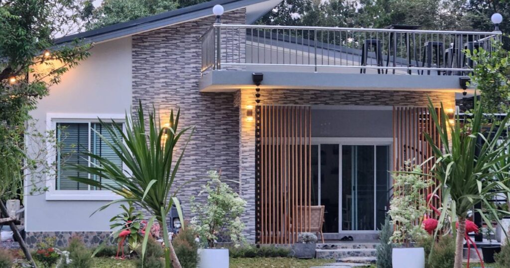 บ้านพักนาวาฮิลล์ พูลวิลล่านครนายก ท่ามกลางต้นไม้เขียวในโซนเชิงเขาตำบลสาริกา